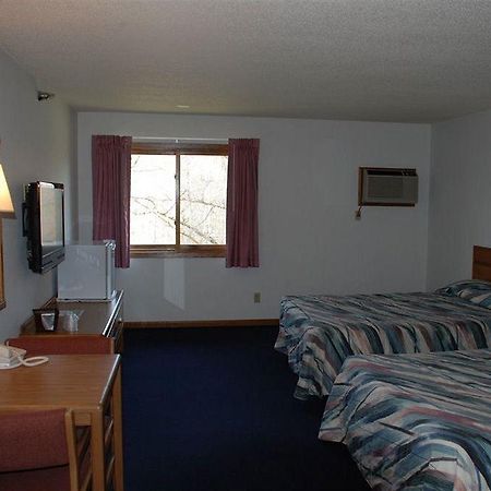 Amerivu Inn Warroad Bagian luar foto